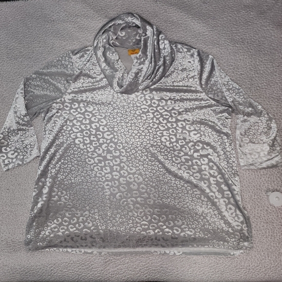 Ruby Ted NWOT Gorgeous Silver Velvet Cheeta Pattern Turtle Neck - Picture 15 of 16
